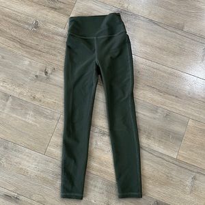 Green ribbed five leggings